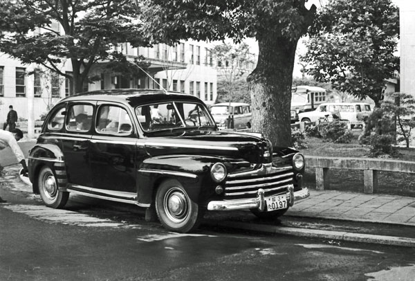 47-1b (009-24＊ 1947-48 Ford SuperDeLuxe 4drSedan.jpg