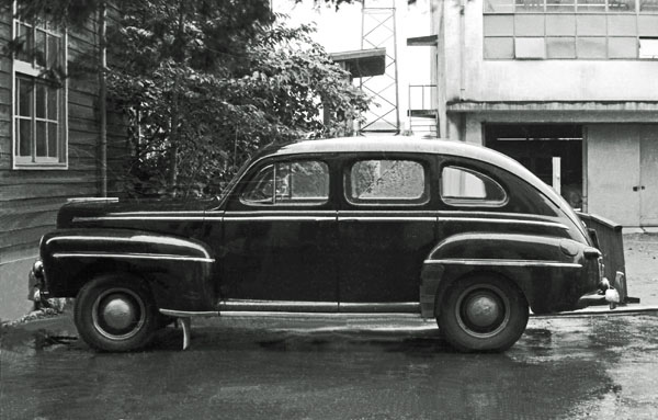 47-1d 011-11a 1947-48 Ford DeLuxe Fordor Sedan  　.jpg