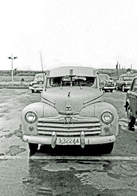 47-2a 027-34aa 1948 Ford DeLuxe Fordor Sedan.JPG