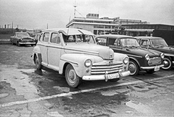 47-2b 027-35b 1948 Ford DeLuxe Fordor Sedan.jpg