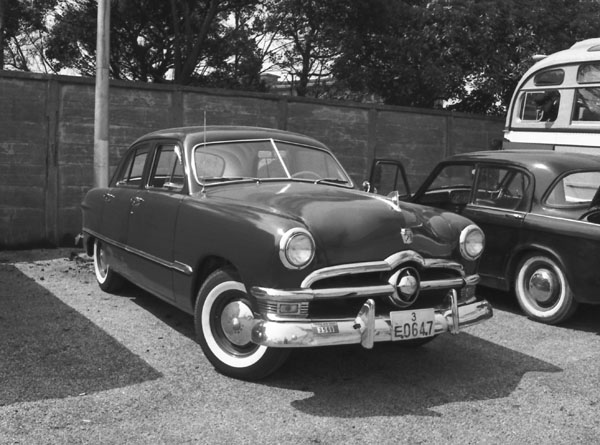 50-1b (095-45)b 1950 Ford Custom 4dr Sedan.jpg