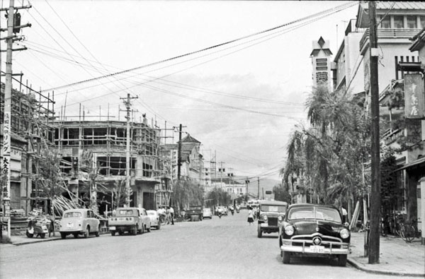 50-2a  1950 Ford  (静岡市紺屋町・中島屋前）.jpg