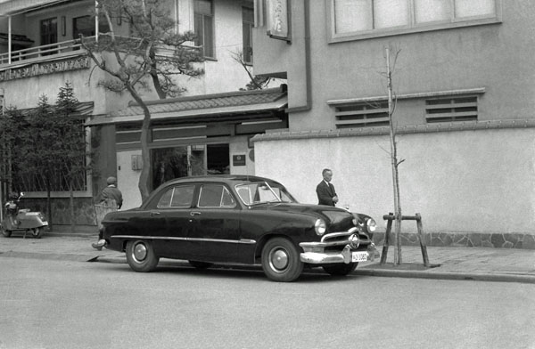 50-2b (012-30b 1950 Ford Custom Deluxe Fordor Sedan.jpg