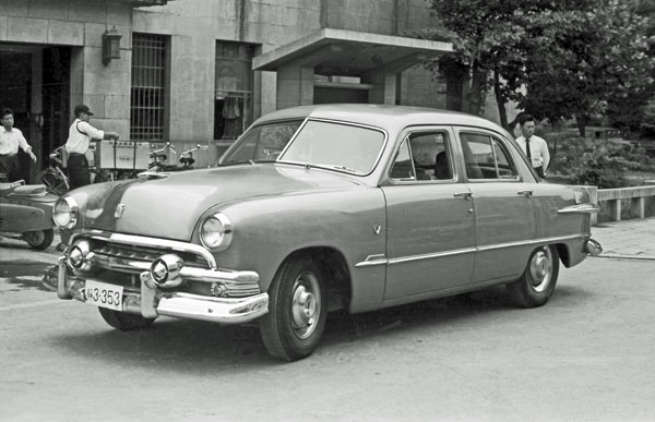 51-1b 023-02b 1951 Ford Custom Deluxe Sedan.jpg