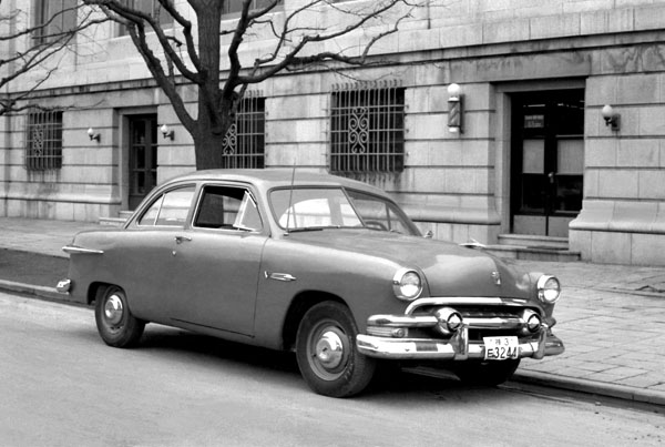 51-2a (056-16) 1951 Ford DeLuxe Tudor Sedan.jpg