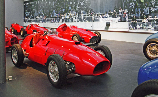 52-2a (02-13-05)(手前）1952 Ferrari Type500／625 F2,(奥）1948 Ferrari Type166 F2.jpg