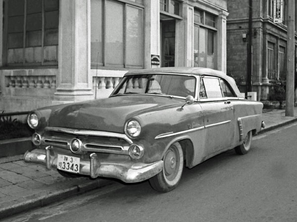 52-2a (148-65) 1952 Ford Crestline Sunliner 2dr Convertible.jpg