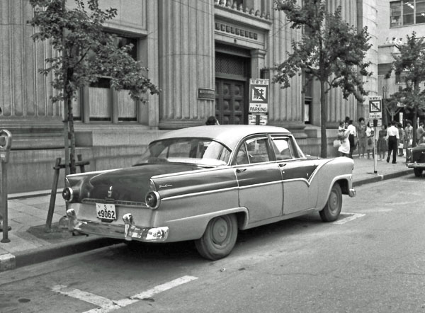 55-2c (103-10) 1955 Ford Fairlane 4dr Townsedan.jpg