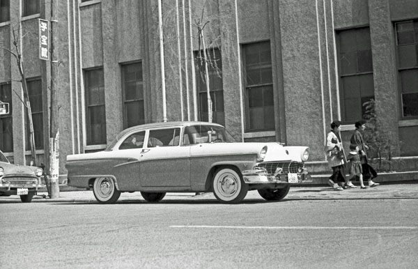 56-1b 026-28 1956 Ford Customline Tudor.jpg