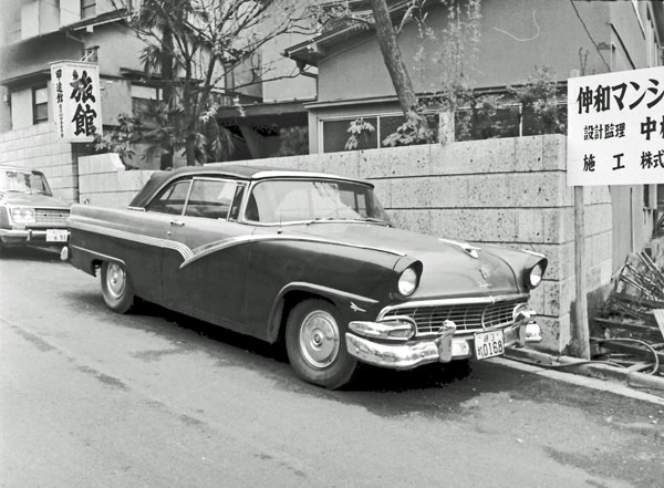 56-2a (145-46) 1956 Ford Fairlane Sunliner Convertible.jpg