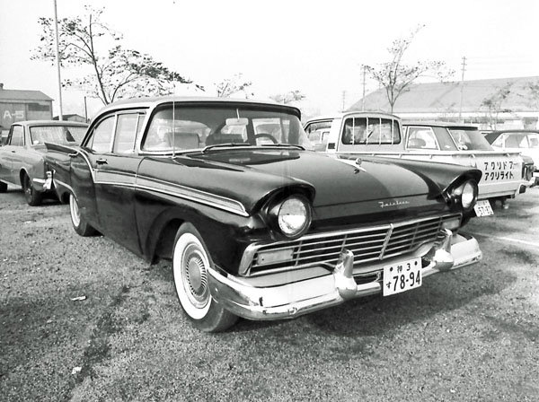 57-2b 229-31　1957 Ford Fairlane 500 4dr Sedan.jpg