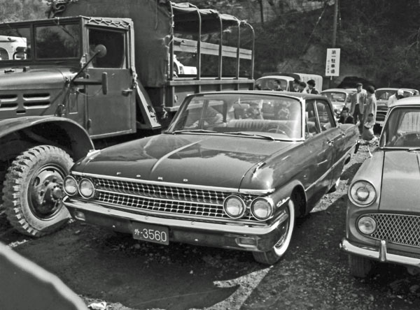 61-1b (094-04) 1961 Ford Galaxie 4dr Town Sedan.jpg