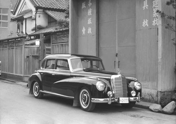 No.9b 027-10 1951-54 Mercedes Benz 300 4dr. Limousine.jpg
